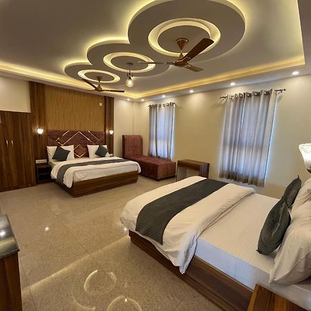 Hotel Grand Safari Kotdwāra Kültér fotó