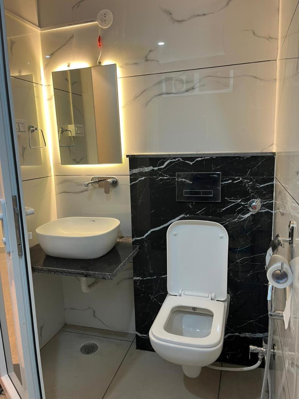 Hotel Grand Safari Kotdwāra Kültér fotó