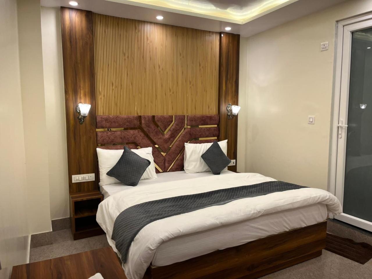 Hotel Grand Safari Kotdwāra Kültér fotó