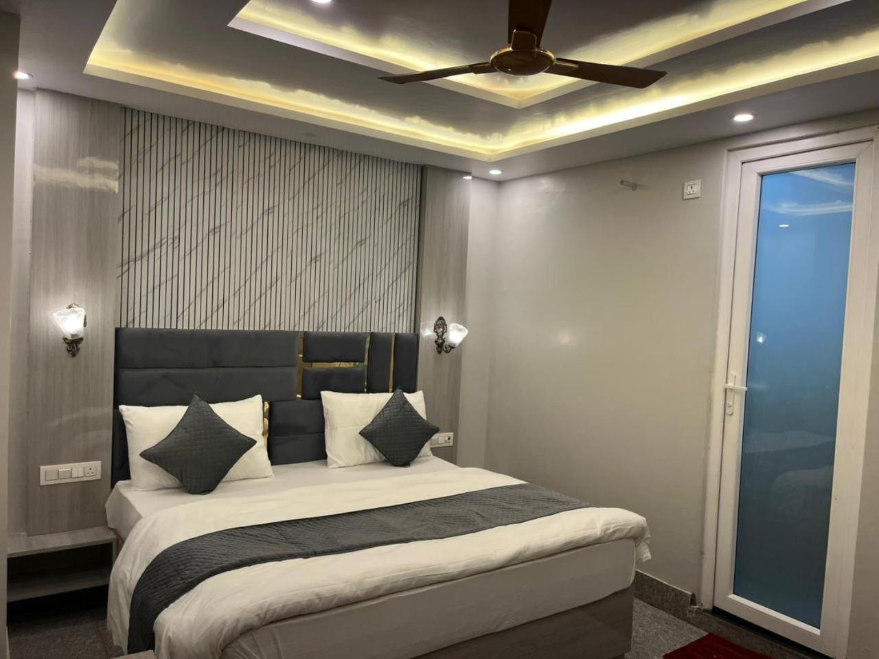 Hotel Grand Safari Kotdwāra Kültér fotó