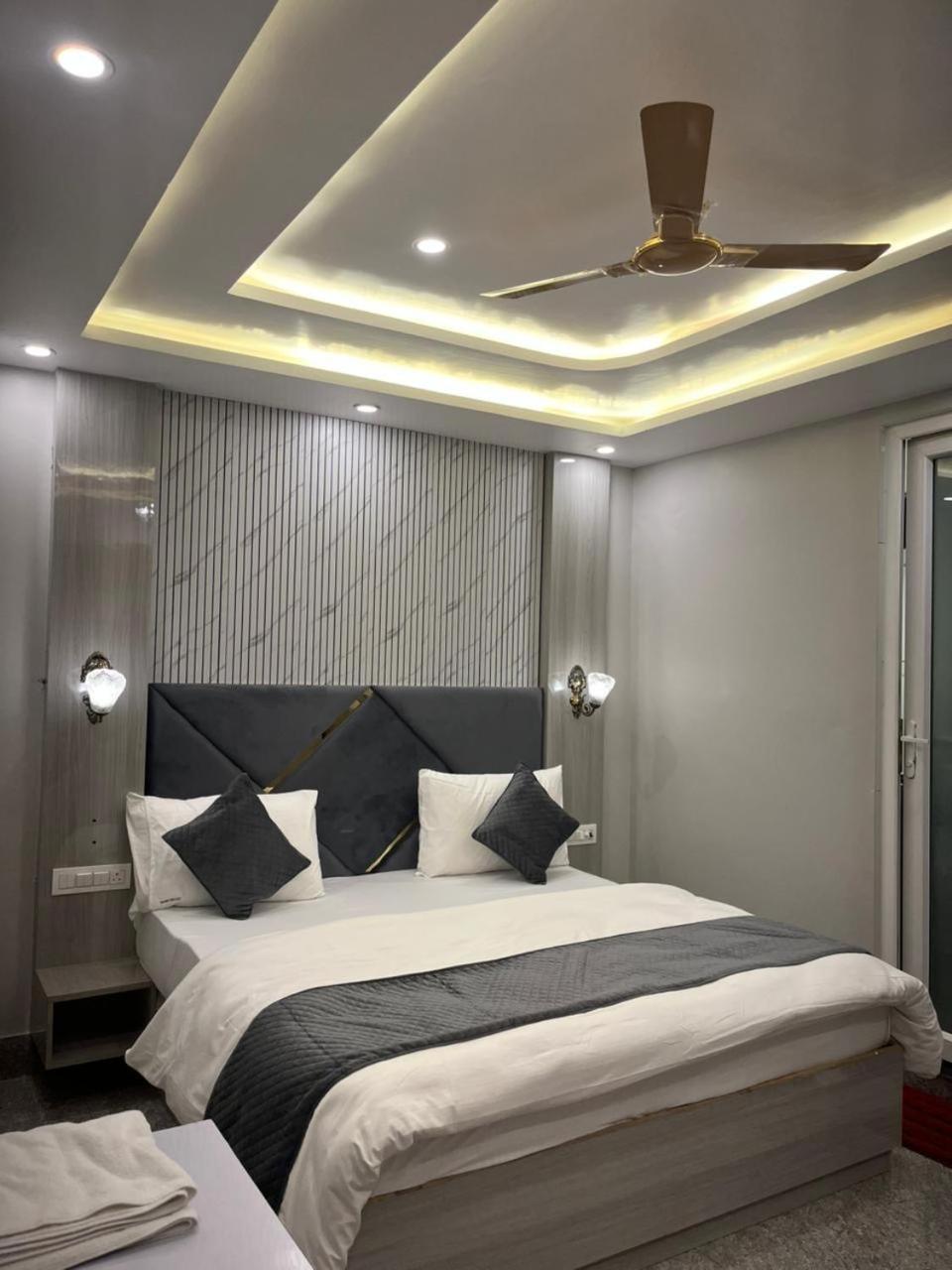 Hotel Grand Safari Kotdwāra Kültér fotó