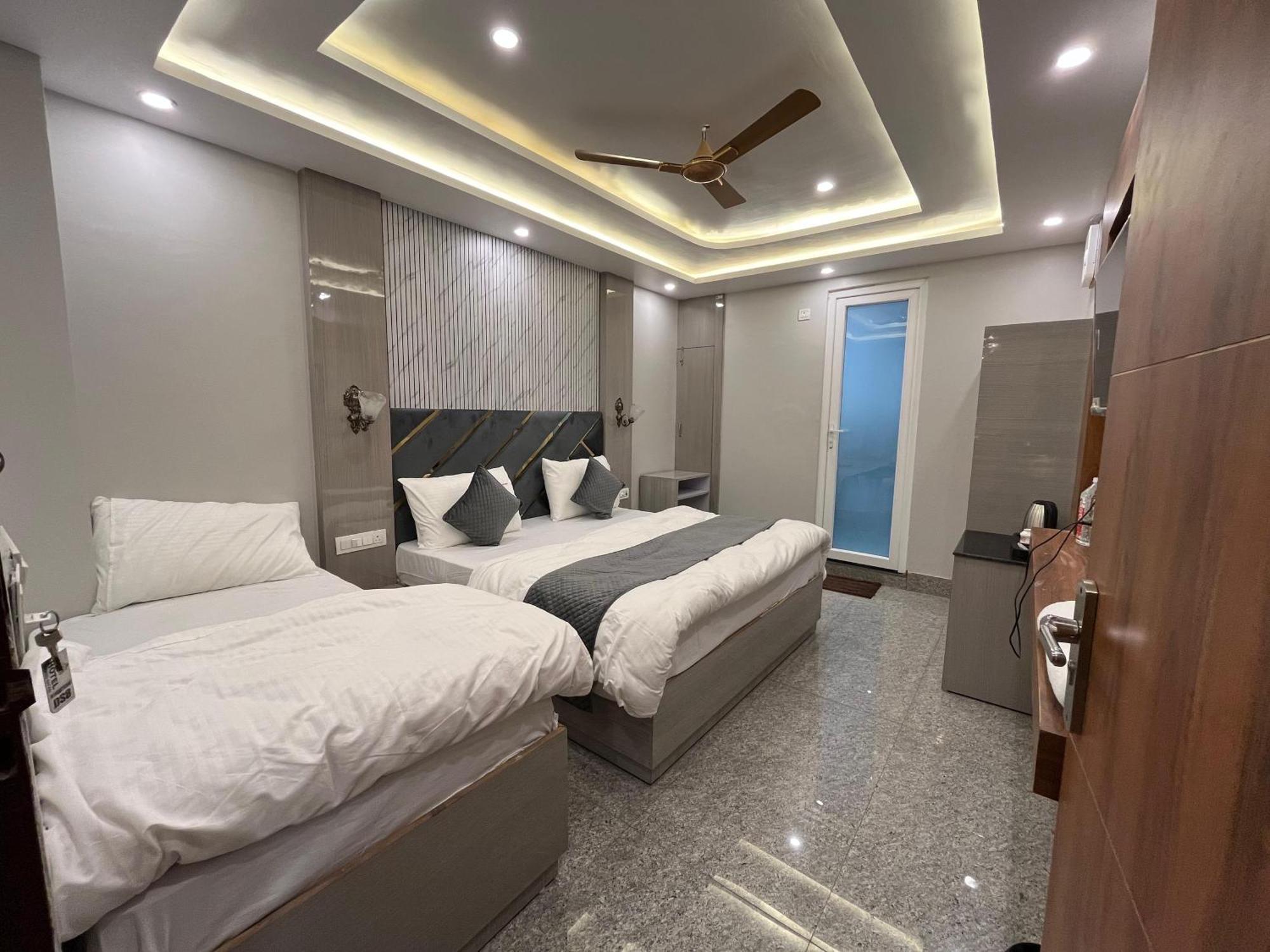 Hotel Grand Safari Kotdwāra Kültér fotó