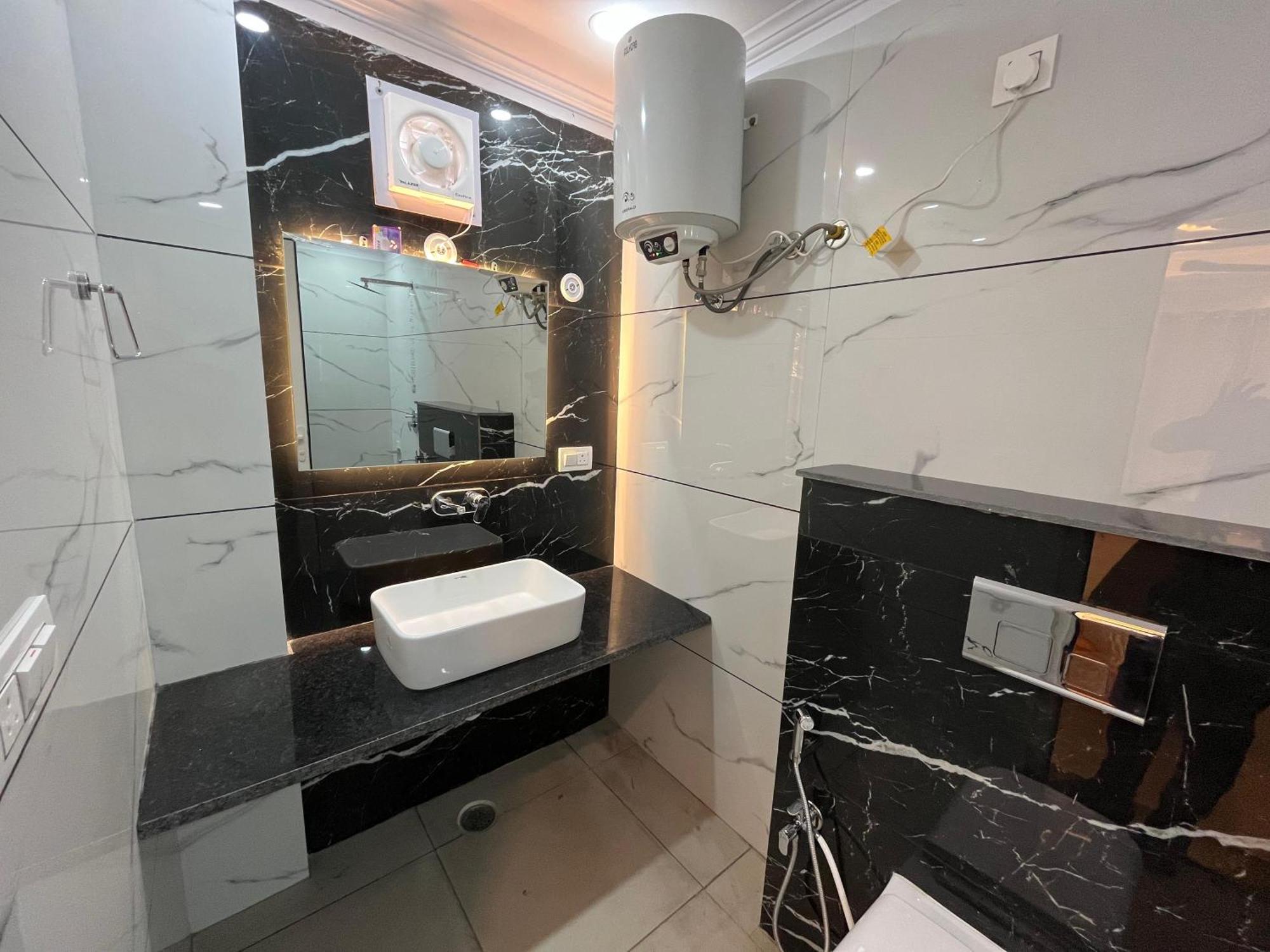 Hotel Grand Safari Kotdwāra Kültér fotó