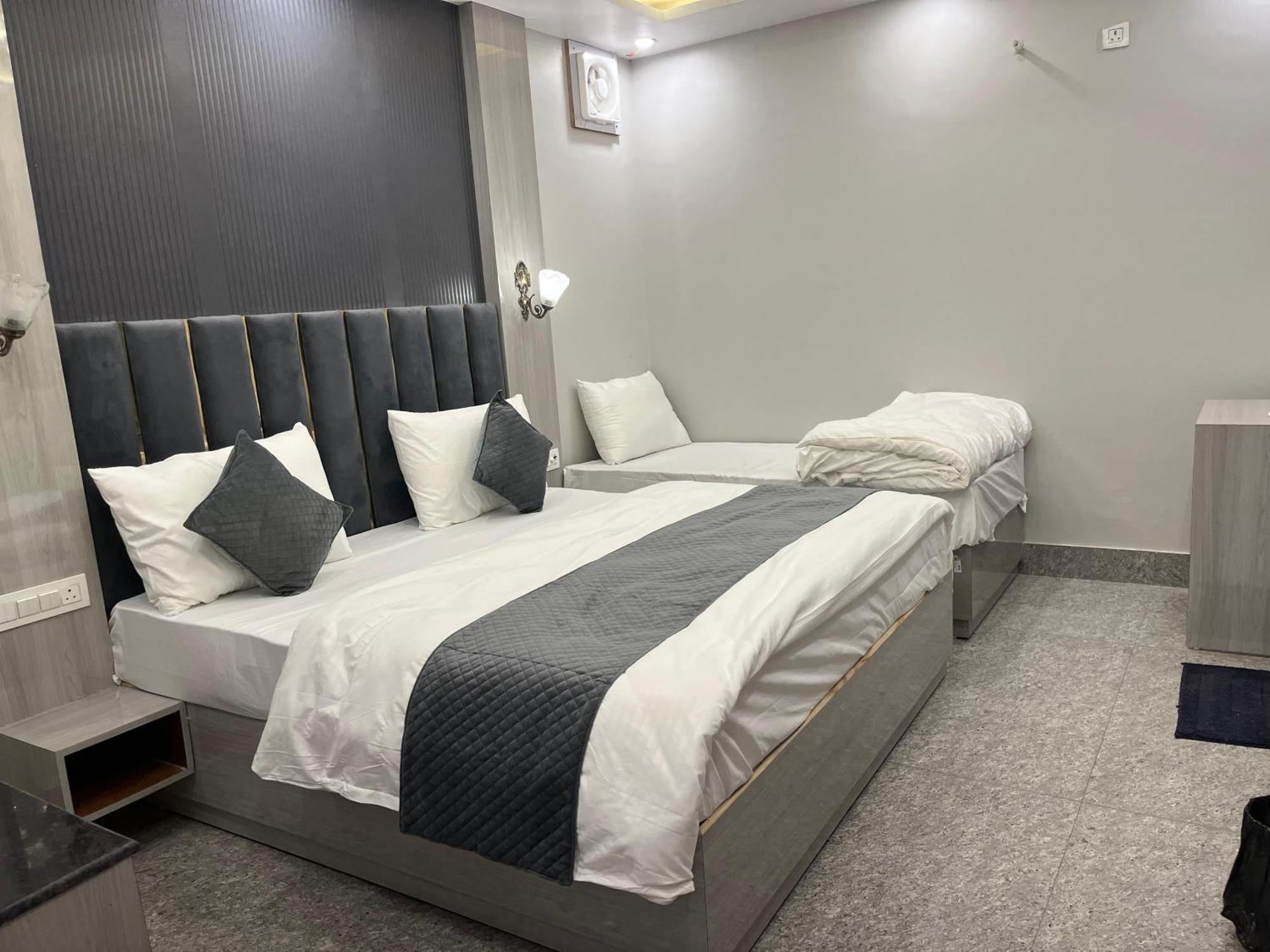 Hotel Grand Safari Kotdwāra Kültér fotó