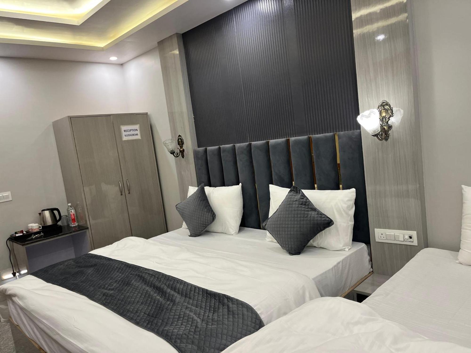 Hotel Grand Safari Kotdwāra Kültér fotó