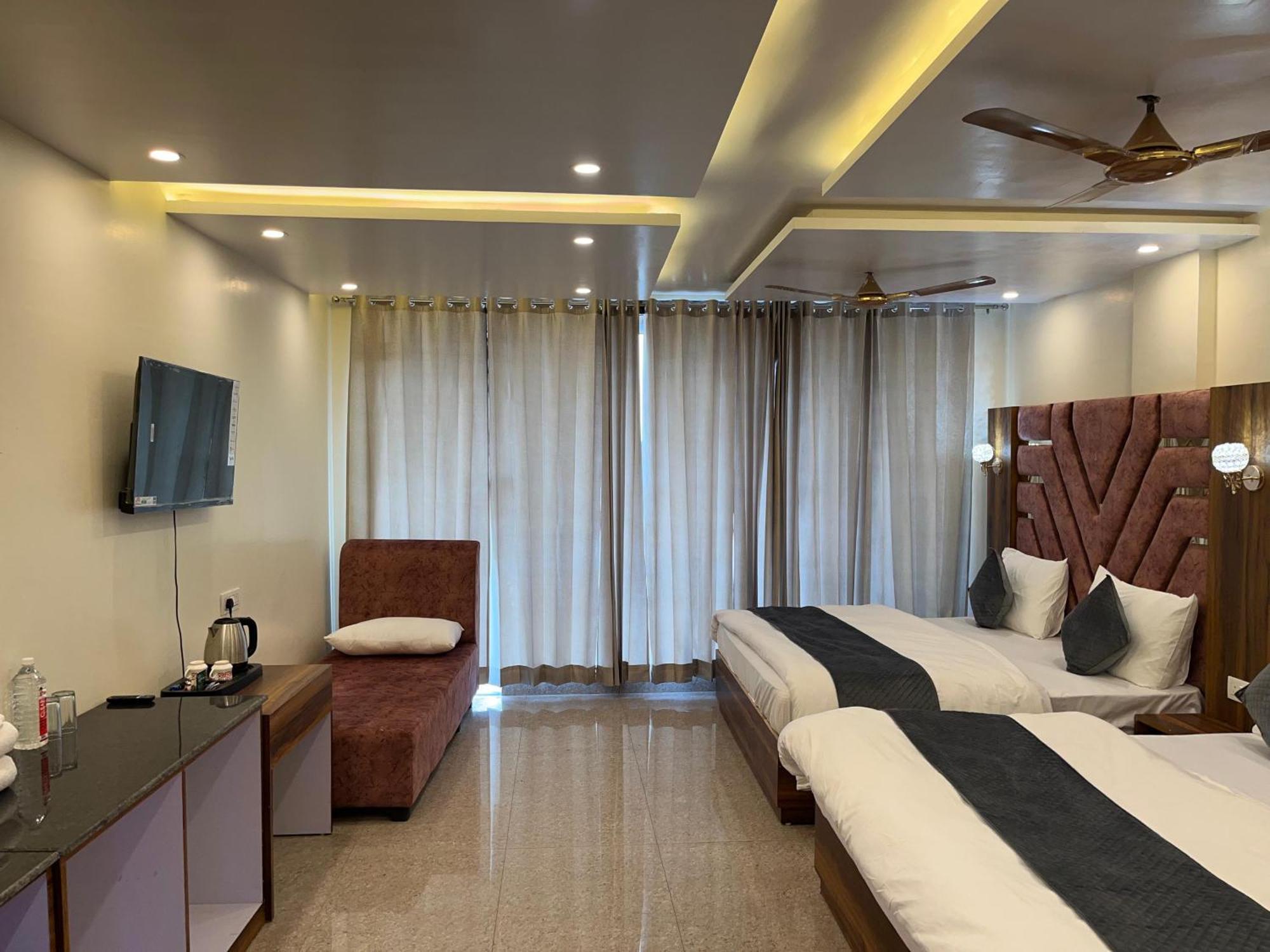 Hotel Grand Safari Kotdwāra Kültér fotó